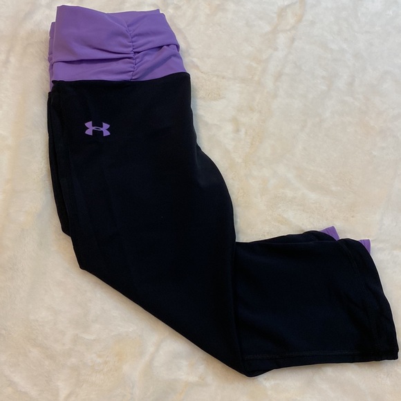 Under Armour Cropped Compression Leggings (black & purple) - Picture 2 of 6